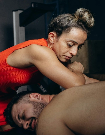 Deep tissue massage therapy for muscle pain relief at home massage service in Mumbai